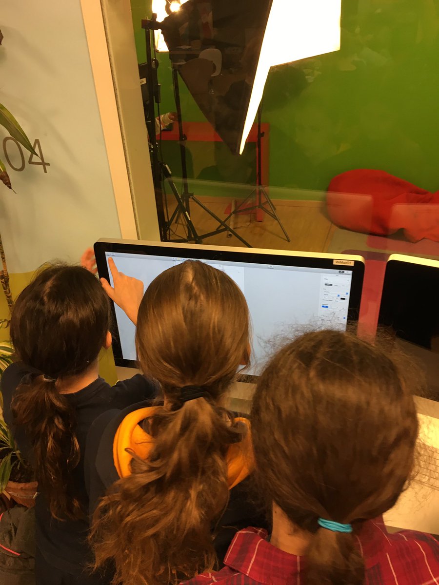 wkirkwood's tweet photo. Haven't been in the #makerspace during lunch for a while. Such amazing energy #zislearns #zismade @CCCC_9999 https://t.co/uxTTx42Nbu
