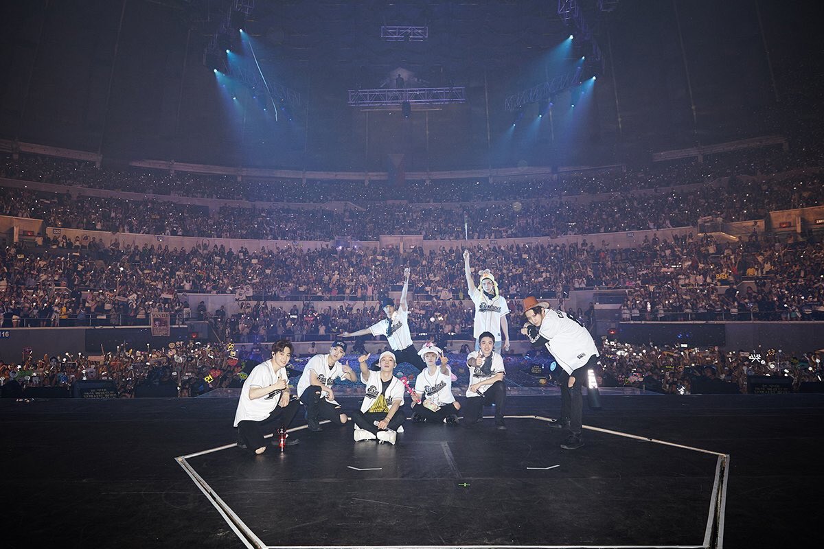 onlyforyeollie's tweet photo. So happy to be part of this photo but im more than happy to be a part of this family. ๐ญ๐ #EXOrDUIMinManila #FamilyPicture #PhEXO-Ls https://t.co/RlDkPbxFT3