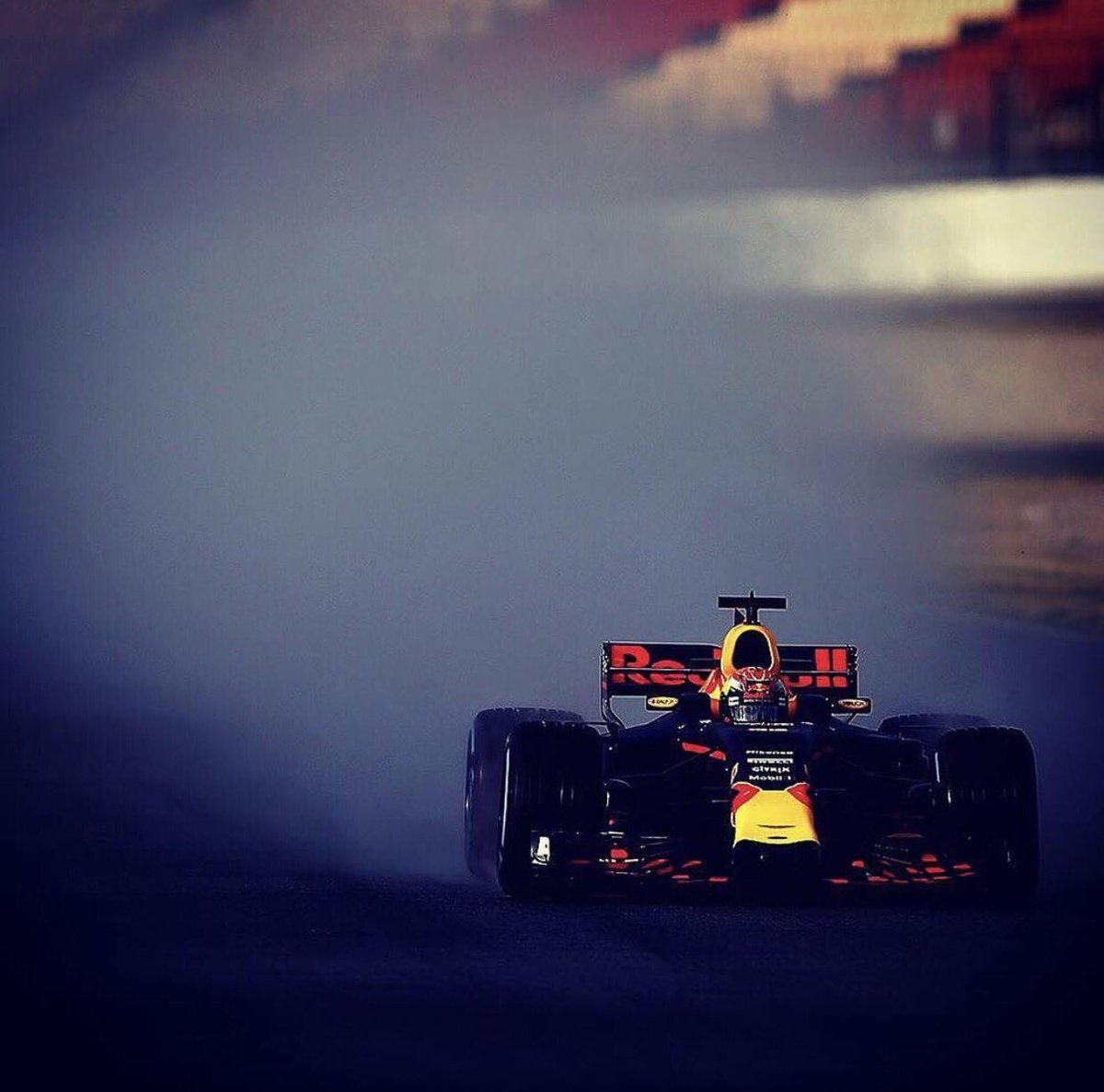 robertdoornboss's tweet image. Wet ☔️#tyretesting @pirellisport with rainmaster @Max33Verstappen @redbullracing #barcelona