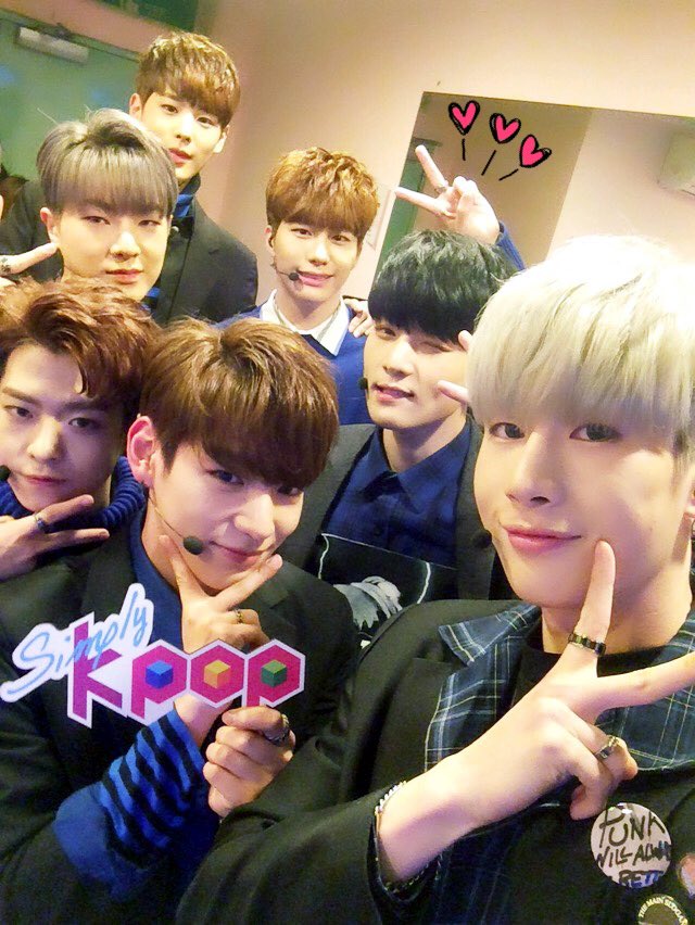 _Simplykpop's tweet photo. 무대에서 나만 봐달라고 엄청 열심히 외치는 멋진 이 청년들이 바로 #VICTON 입니다😘😘 #EYEZ_EYEZ #아이즈아이즈 로 여러분의 심장을 저격할 #빅톤 의 컴백무대! 내일 오전 11시 #심플리케이팝 #SimplyKpop 놓치면 후회할거에요‼️ https://t.co/RGgvhrHmk1