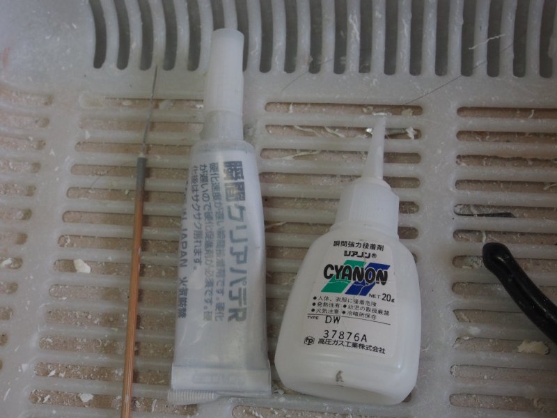 OMkikaku's tweet image. #正純御神体製作控え
2-7気泡埋め１
瞬着系で埋めることが多いです。ガイアの瞬間クリアパテRかシアノン。クリアパテは硬化後もわりと柔らかく切削性がいいのが特徴、シアノンは白い色が強み（単体では若干硬め）。あと針状の物があると便利です。