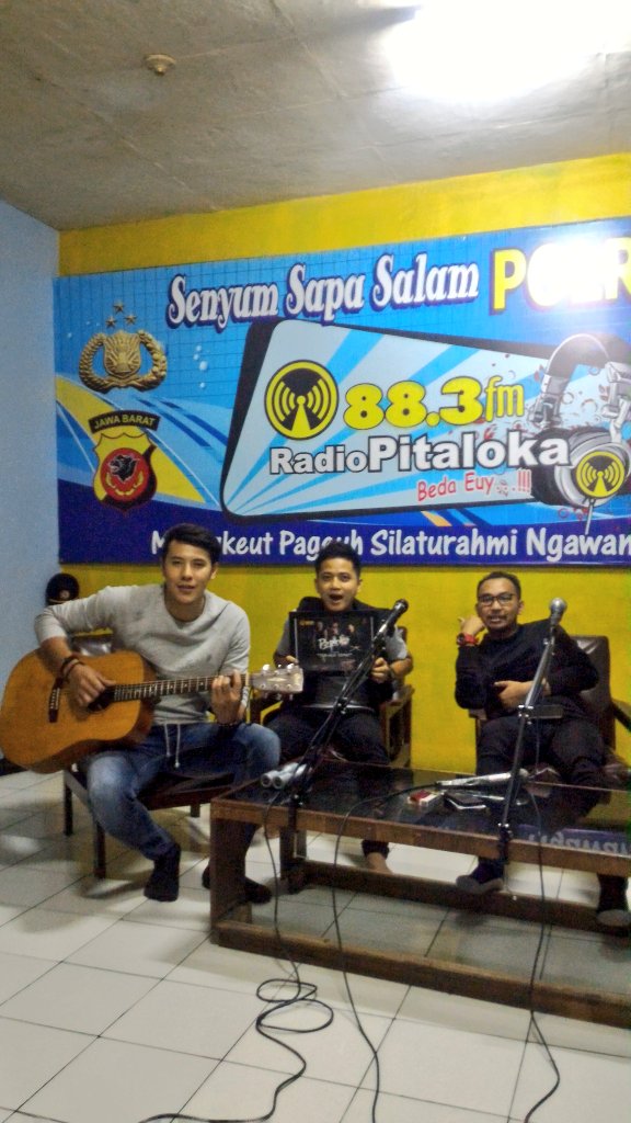 ASCADA_ID's tweet photo. Para #papiners Ciamis sekarang dengerin @Pitaloka883 biar bisa kepoin dan tau lebih banyak lagi tentang @Papinka_Band #terlalucepat https://t.co/IwydaAyIUV