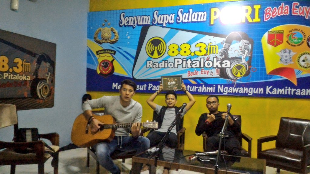 ASCADA_ID's tweet photo. Para #papiners Ciamis sekarang dengerin @Pitaloka883 biar bisa kepoin dan tau lebih banyak lagi tentang @Papinka_Band #terlalucepat https://t.co/IwydaAyIUV