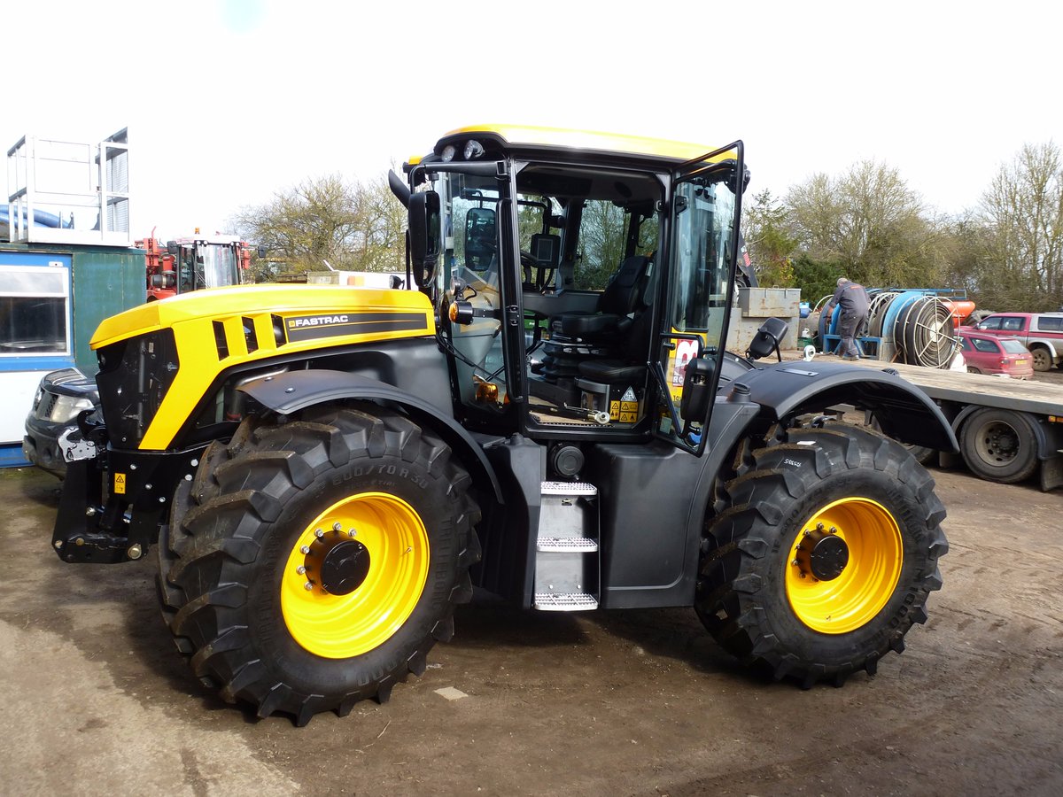 RCBaker_ltd's tweet photo. We have just taken delivery of our new @JCBAgriculture 4220 Fastrac from @OliverLandpower! #welcometothefleet #farmpics https://t.co/o2pjIwYt6P