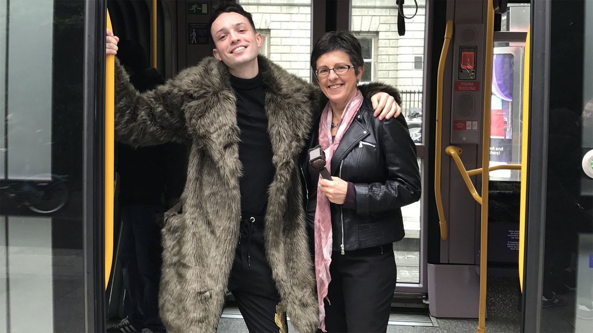 RTEplayer's tweet photo. For #SnaG @JamesKavanagh_
takes a trip on the Luas with Luas Qween 👑 @DoireannNiB watch here...
https://t.co/GY4QbBnIA0   #RandomGaeilgeActs https://t.co/PIeAndlaLl