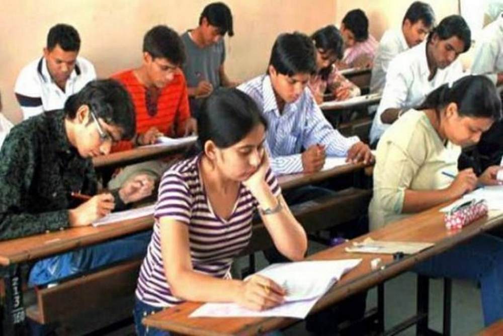 Outlookindia's tweet photo. In #Jharkhand, #ExamRacket Lets You Write Paper From Home
#Cheating
https://t.co/GPZk2LHkFb https://t.co/GUKsippceS