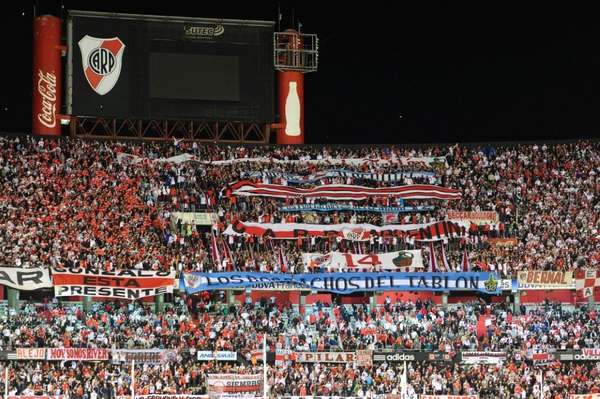 PoliticaEnRiver's tweet photo. River, mi buen amigo, 
Esta campaña volveremos a estar contigo... 

Si, prepará la garganta! 
#BuenJueves y vamos #RiverPlate! https://t.co/InBwbnNIxl