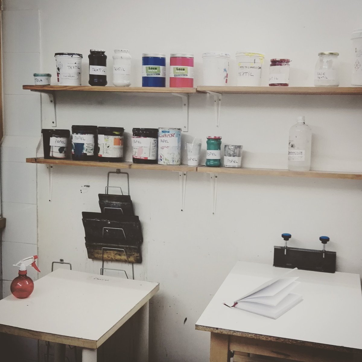 Aprendiendo #serigrafia en #lalavanderia de #lavapies #lalavanderiadelavapies #espaciolalavanderia #serigraphy #serigraphie