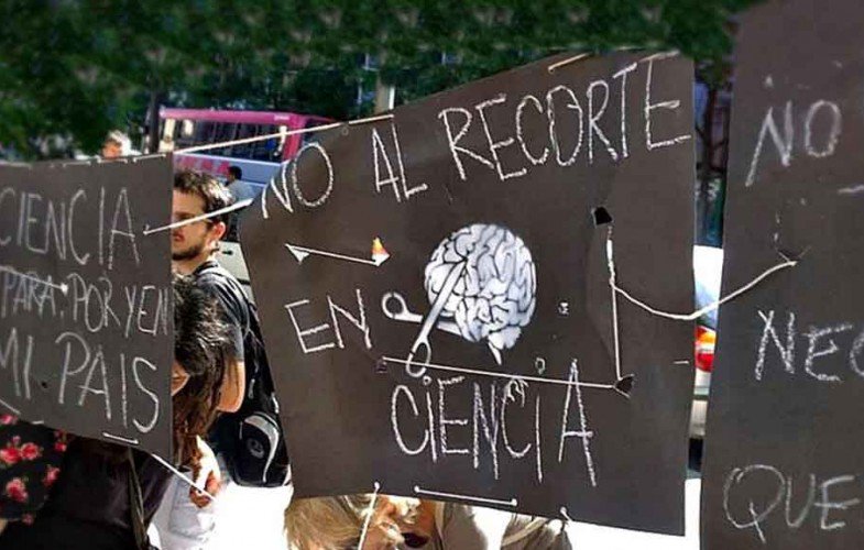 infolitica's tweet photo. A modo de protesta, la ciencia salió a la calle y dio cátedra
▶▶https://t.co/wvlrJSyPnw https://t.co/3WBCEjp20u