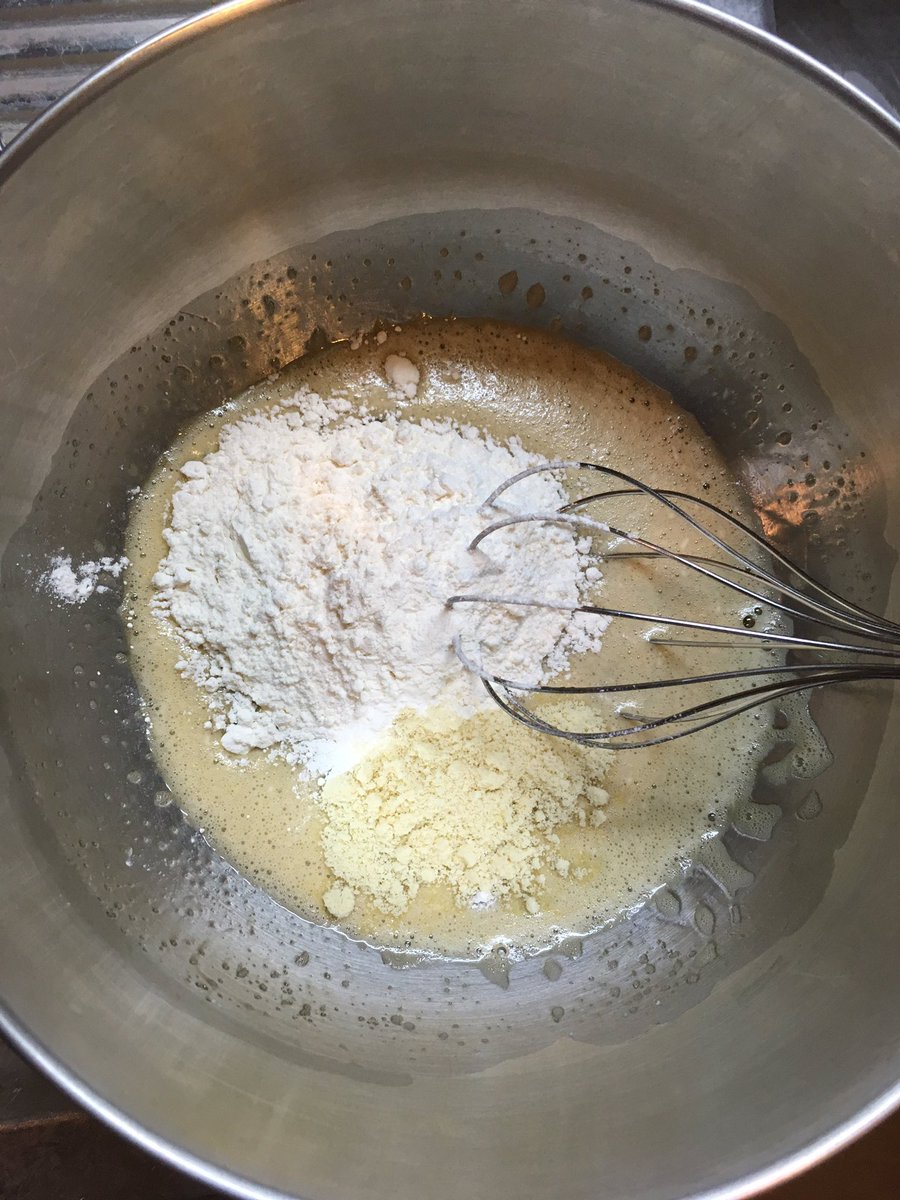 Sugi Masa 小麦粉 ベーキングパウダー アーモンドパウダーもとい アーモンドプードルを入れて 円を描くように混ぜる なんだかねっとりカロリーの高そうな液体ができた マドレーヌ作り マドレーヌ1 お菓子作り 実況