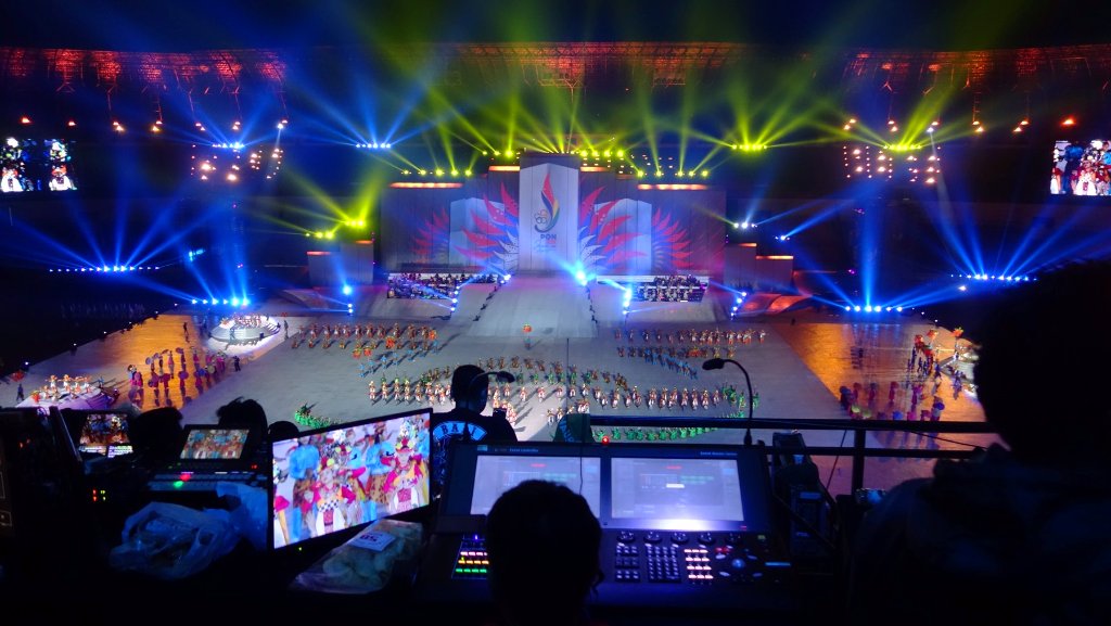 Barco's tweet photo. Our #projectors craft stunning #projectionmapping at Indonesia’s #PON2016 Games https://t.co/mXIa3W2eBY https://t.co/1q7W25aDH2