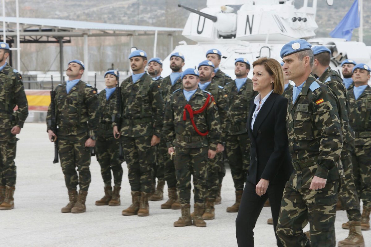 Defensagob's tweet photo. La ministra de Defensa @mdcospedal agradece en nombre de los españoles la labor de nuestros militares en #Líbano https://t.co/nknk65HAgS