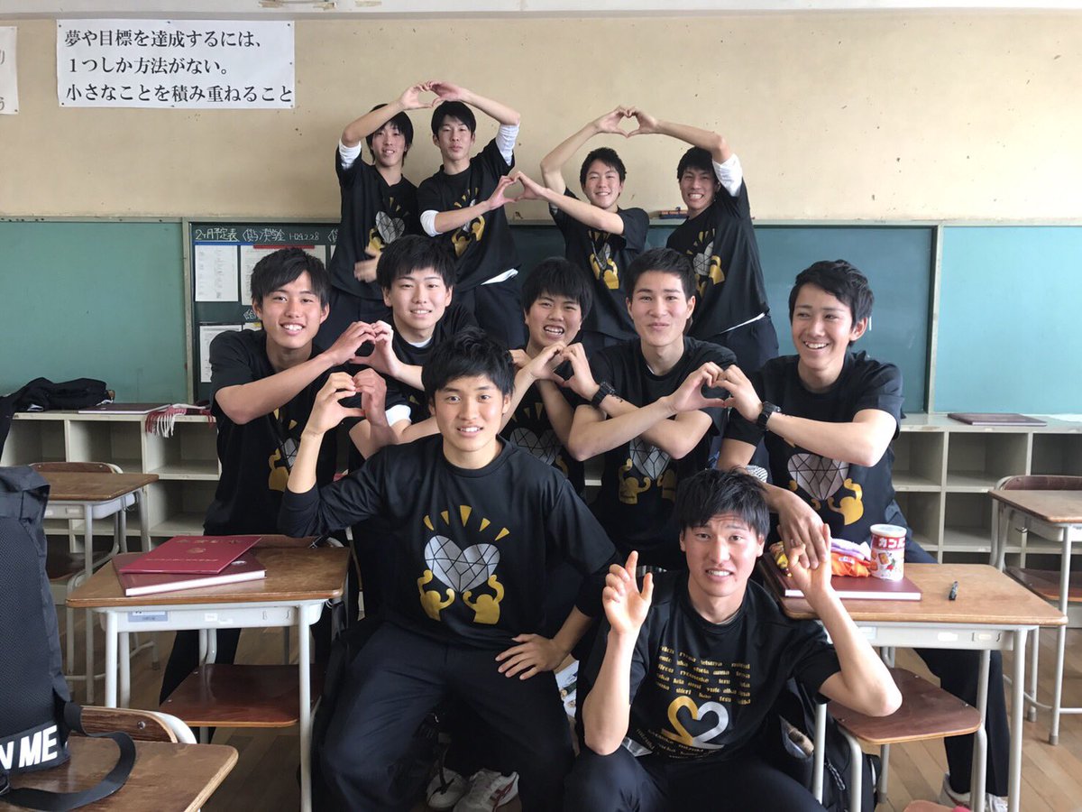 yuton0715's tweet photo. 昨日卒業しました🌸
ほんとにいい友達に恵まれてよかったです！
ほんとに楽しかった3年間でした！😆
みんなありがと！😊 https://t.co/GkU0hBPyg7