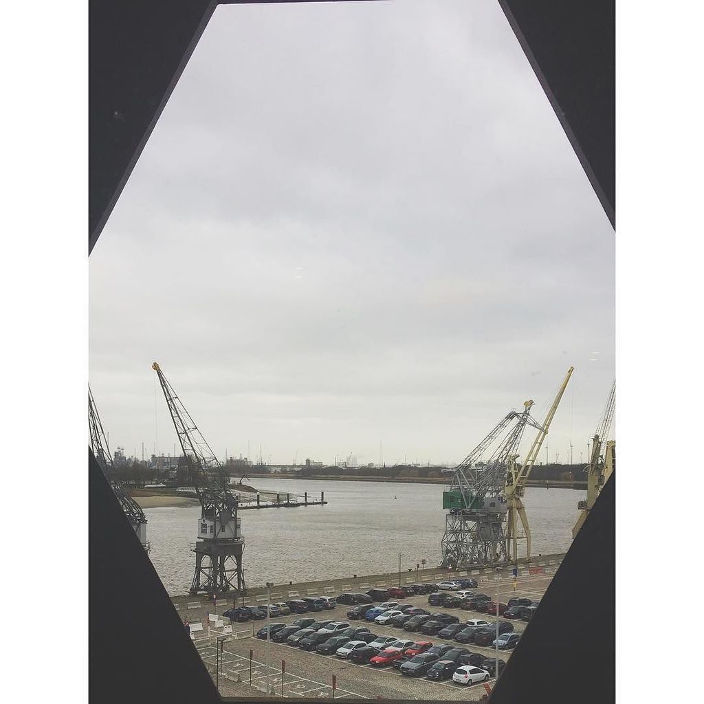 Kaihns's tweet photo. En dan zeggen dat al de rest parking is... die Antwerpenaren toch #parking #antwerpen https://t.co/wb8mHbi7kG https://t.co/1rRsGLhdVz