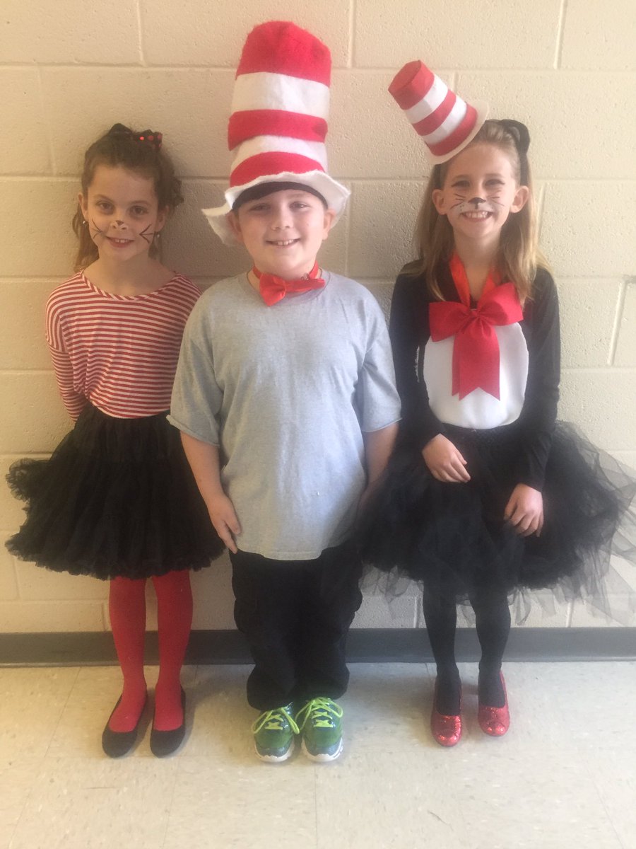 MsLauraWilliams's tweet photo. We are some Dr. Seuss loving 3rd Graders at @EMYoderElem!! #ReadAcrossAmerica #happybirthdaydrseuss #drseuss https://t.co/5JTHOGGHSy