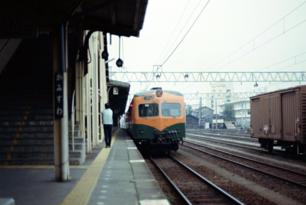 アルベース Na Twitteru 19年のネガから 中央本線上諏訪駅 新宿 乗ったのは立川だったかもしれない からの松本夜行で長野県入りし 飯田線を踏破することにしたときのもの 国鉄 日本国有鉄道 80系 旧型国電