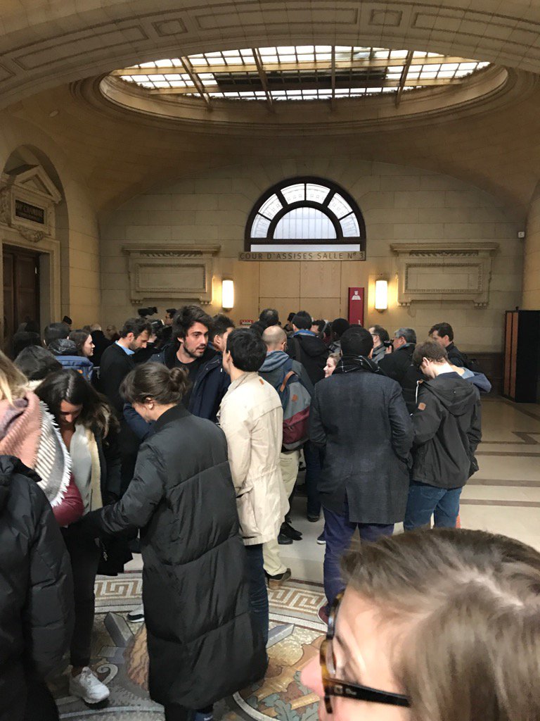 st3vK's tweet photo. #ProcesHeetch pas mal de monde dans la hall ! https://t.co/ELqsn9K2Po