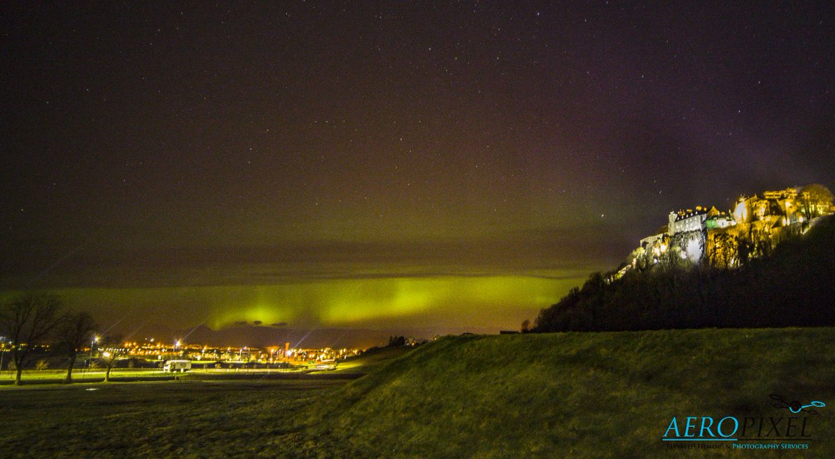 AeroPixScotland's tweet photo. The spectacular #Auroraborealis seen last night from @stirlingcastle. What a stunning display of nature #northernlights #ScotSpirit https://t.co/3tFG7e3Yqz