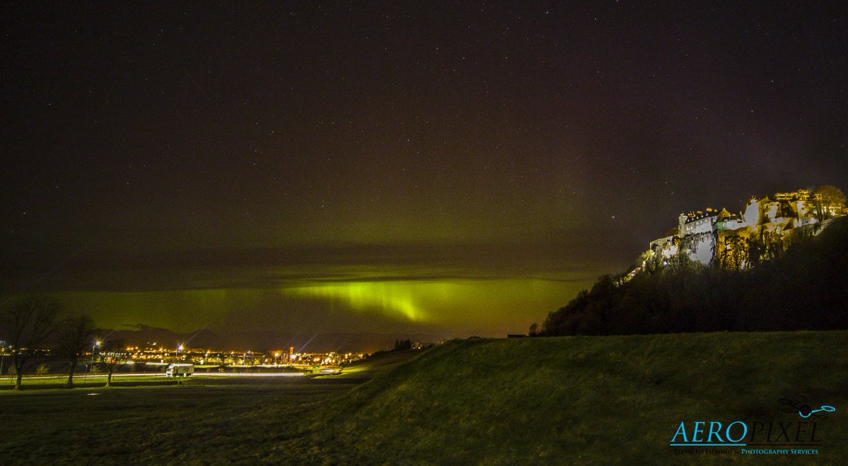 AeroPixScotland's tweet photo. The spectacular #Auroraborealis seen last night from @stirlingcastle. What a stunning display of nature #northernlights #ScotSpirit https://t.co/3tFG7e3Yqz