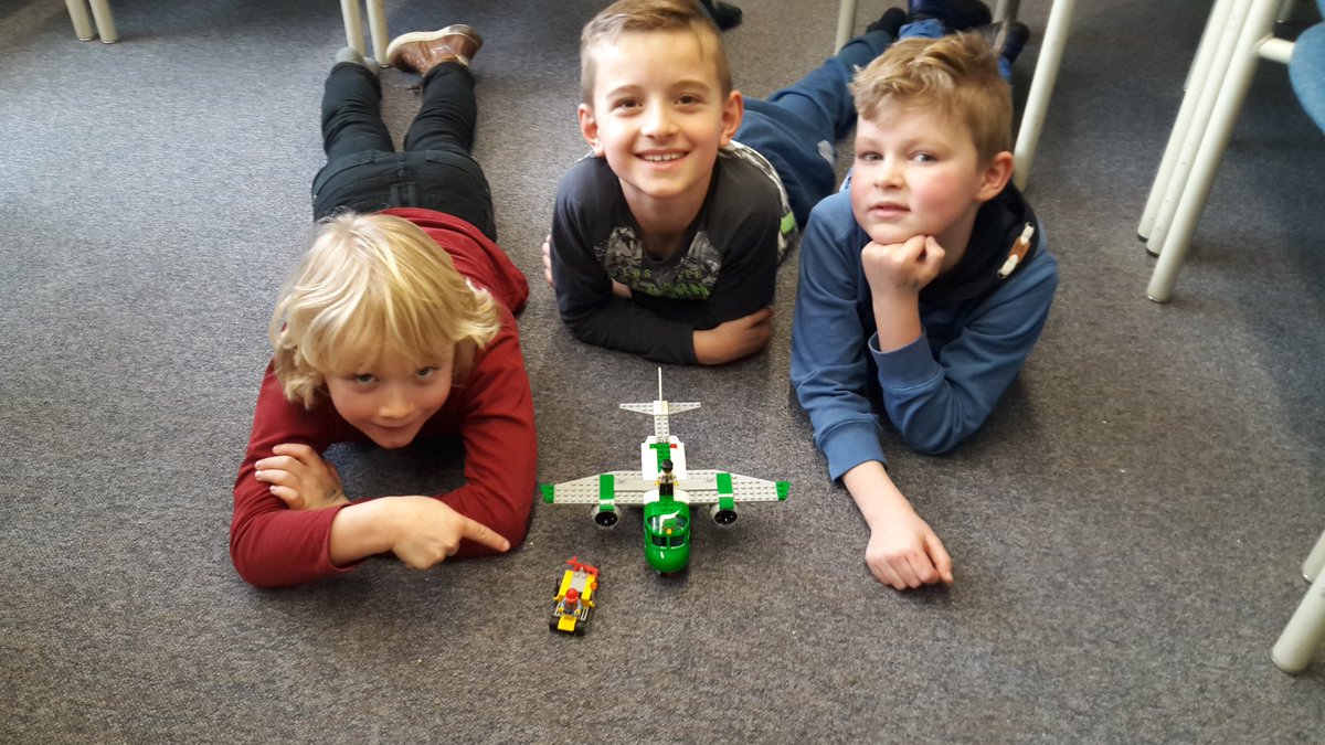 Het eerste lego vliegtuig is in elkaar gezet. Techniek voor jongens.