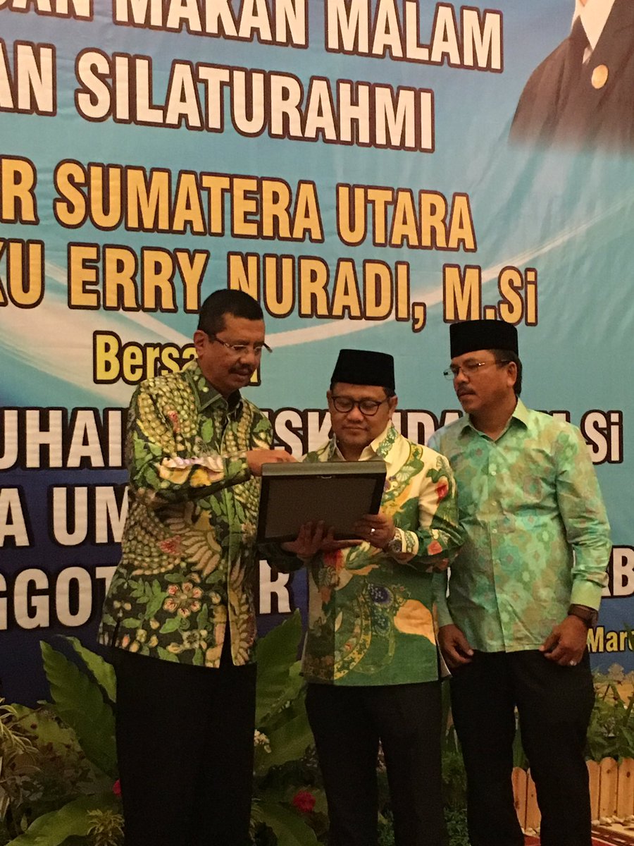 Ketum PKB <a href="/cakiminpkb/">Cak Imin</a> menerima cendra mata dari Gub sumut Tengku Erry Nurhadi <a href="/medan/">Medan</a>