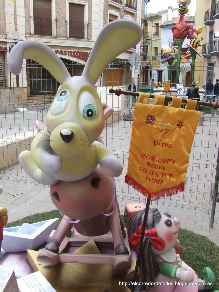 CorredorFalles's tweet photo. #Crònica #Falles2016 sectors la Vila i Centre #Falles #Alzira @fallasantroc @FallaLuisSuner de @JLF_Alzira  https://t.co/maDJcLKyze https://t.co/jKqOGwU0Ju