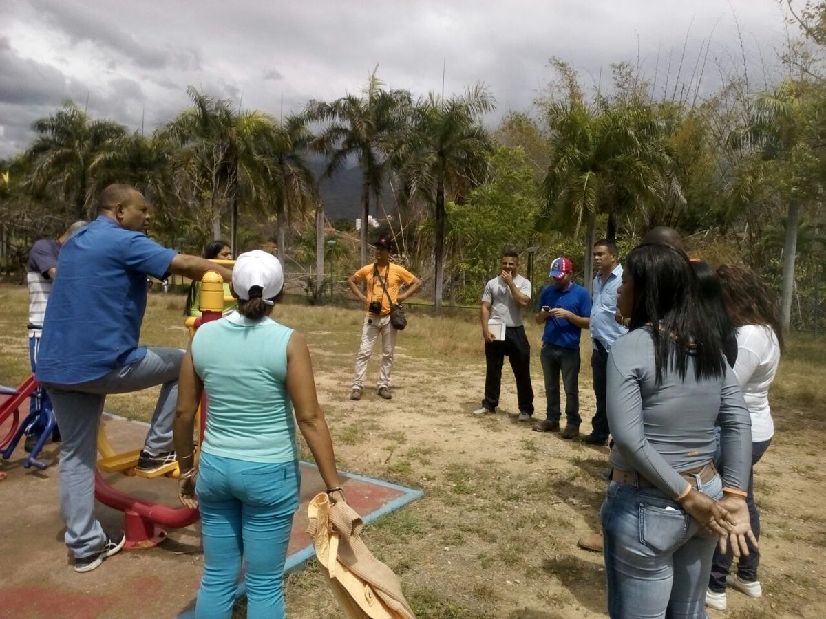 CiudadSBelen's tweet photo. Gestión del Alcalde @RodolfoSanzPSUV junto  cuadrillaCiudadBelén recuperan espacios de la laguna Casarapa #Guarenas https://t.co/r8kpXkUyrA