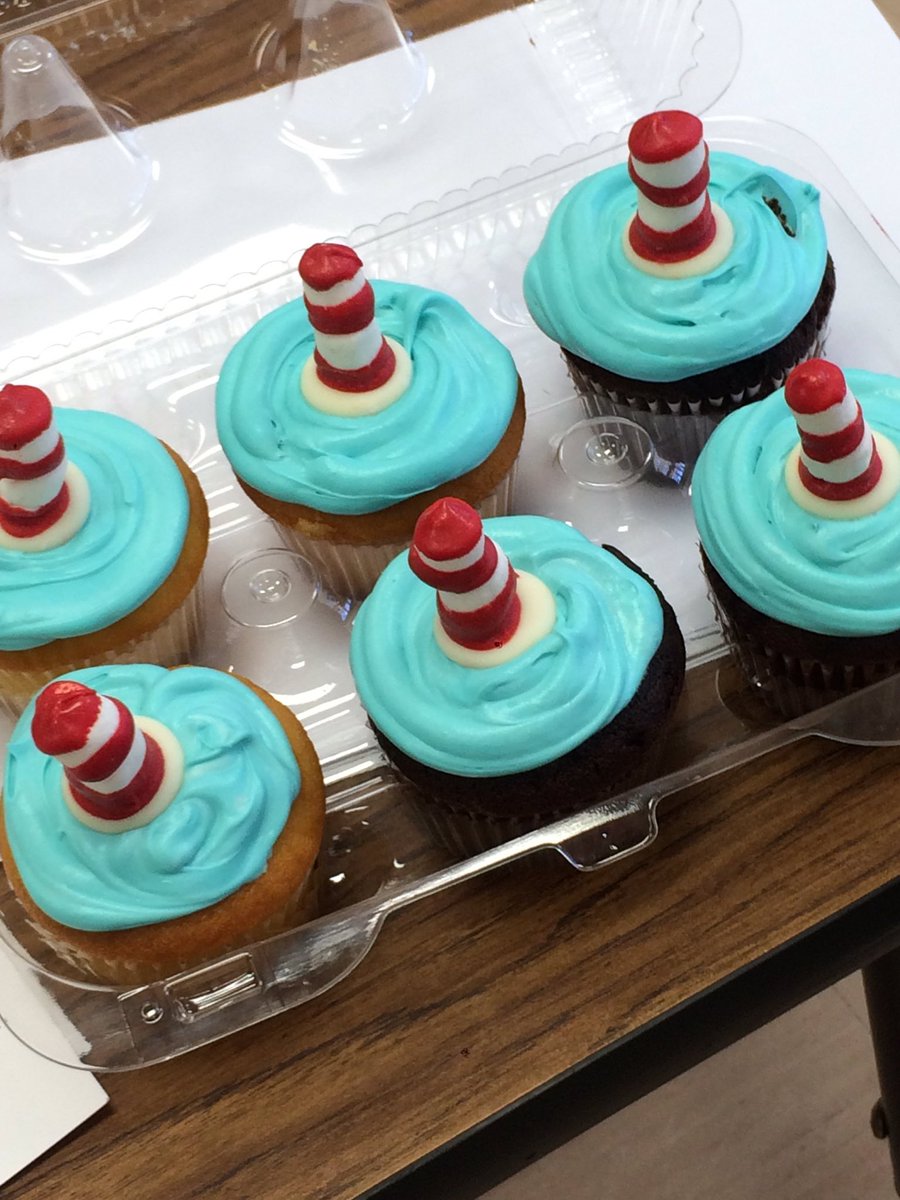 MrsGarrett_Way's tweet photo. Celebrating Read Across America Day with Kean University Football! #keanuniversityfootball #Waysiderocks #readacrossamericaday #DrSeuss https://t.co/CTjFJ7qnrU