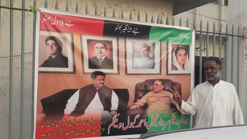 TeamPPP_Lyari's tweet photo. On instructions of lover @Nabilgabol workers afix benars at street of #lyari Ex Depty G.S District South Mr #Tal_Ul_Malook in picture. https://t.co/Jx01rRohdg