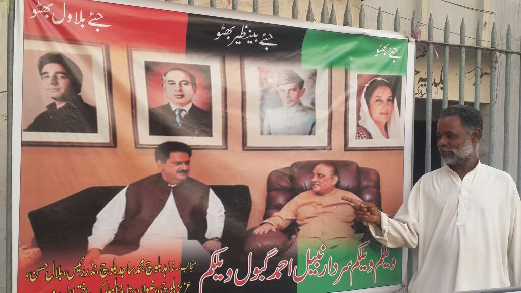 TeamPPP_Lyari's tweet photo. On instructions of lover @Nabilgabol workers afix benars at street of #lyari Ex Depty G.S District South Mr #Tal_Ul_Malook in picture. https://t.co/Jx01rRohdg