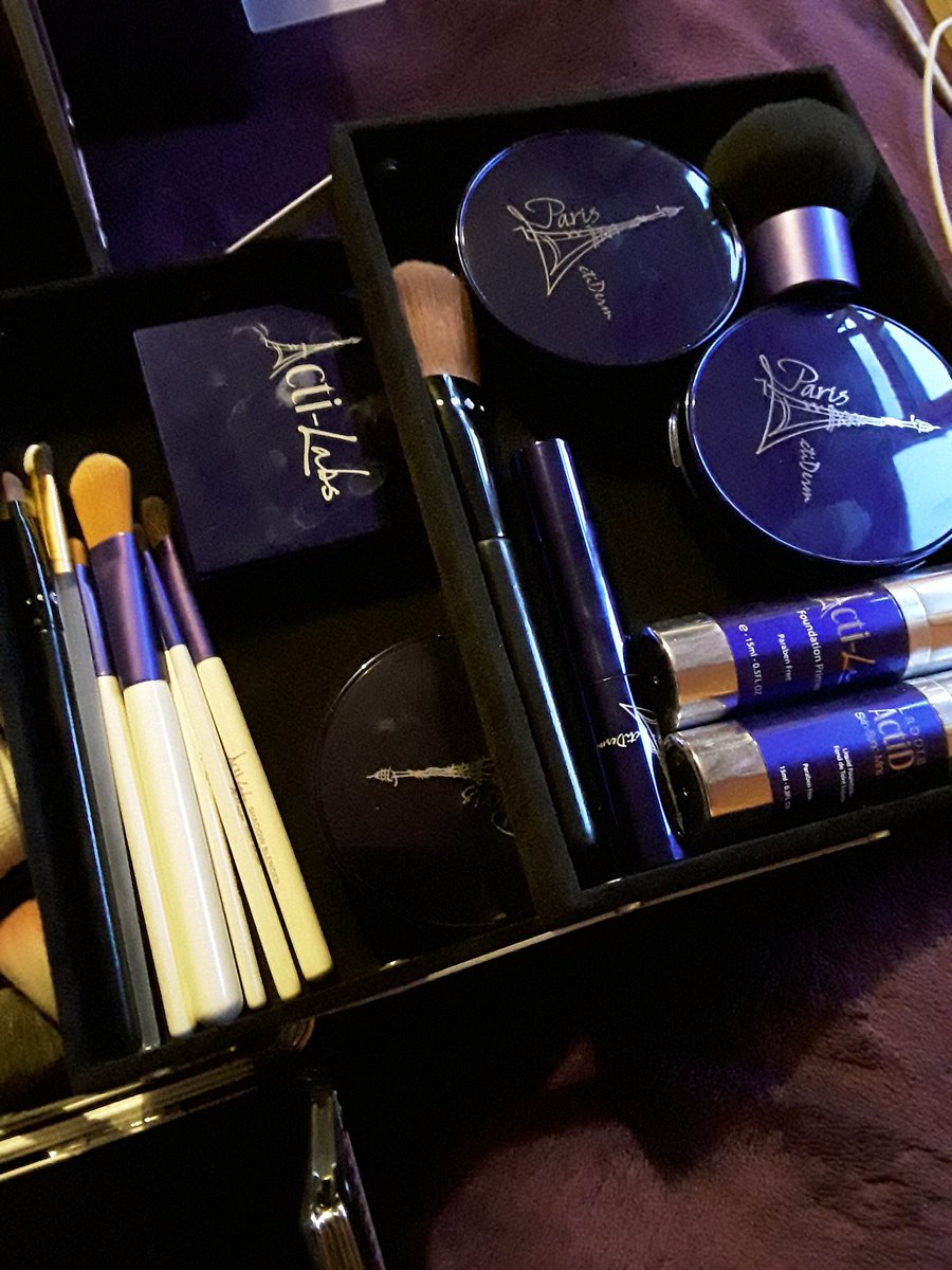 sheerserenity8's tweet photo. Got an early B'Day pressy today! 😆 #lovemyjob #lovemakeup #mobilemarketing #birthdaygirl #birthdaypresent #actilabs #HappyMarch #Happy https://t.co/KQuT7yIxsj