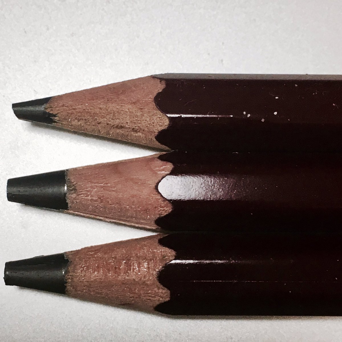 Vladimir Tak Kiva Auf Twitter パーキンソン病を患う叔母から 鉛筆のお遣い 手に力が戻り 文字が綺麗になりご機嫌 手紙を書きたいと言う なるべく濃い鉛筆を太く削って とのリクエストに叶うかな 硬筆書写用の6bは初めてだけど 三菱uni4bの臙脂色は変わら