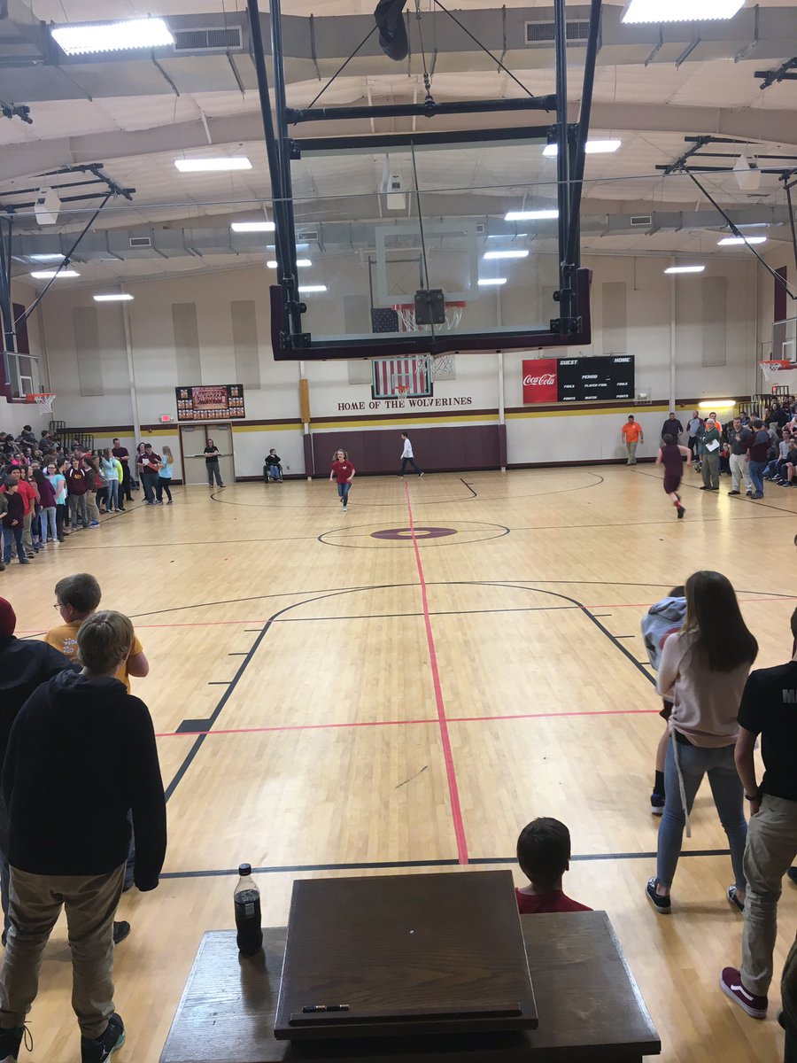 Dade_Middle's tweet photo. Relays happening now! #howse https://t.co/dDhrmUjzJS