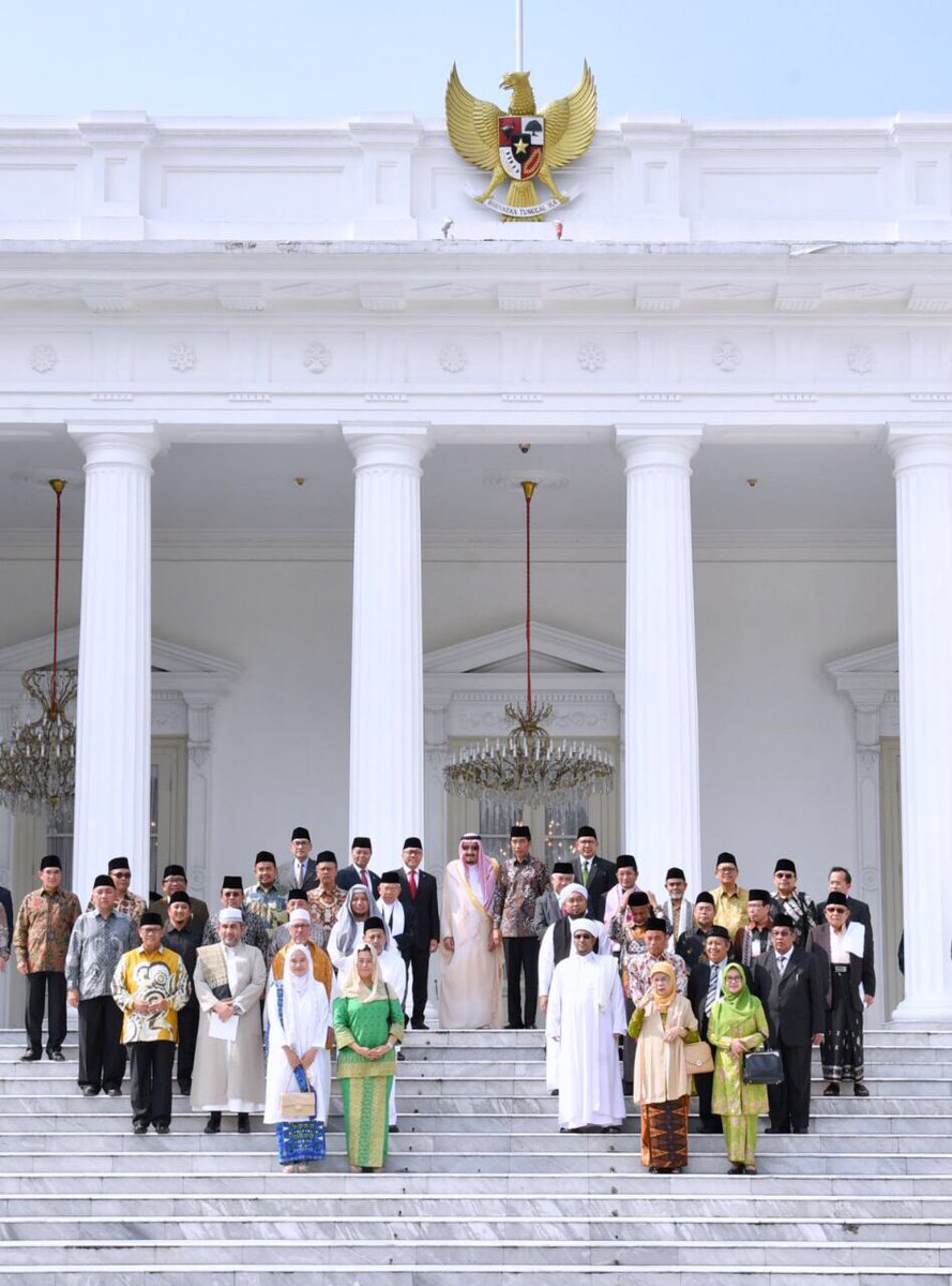 jokowi's tweet photo. Suasana hangat saat silaturahmi Sri Baginda Raja Arab Saudi Salman bin Abdulaziz al-Saud dengan para ulama &amp; tokoh Islam Indonesia –Jkw https://t.co/bBEwnW7UNk