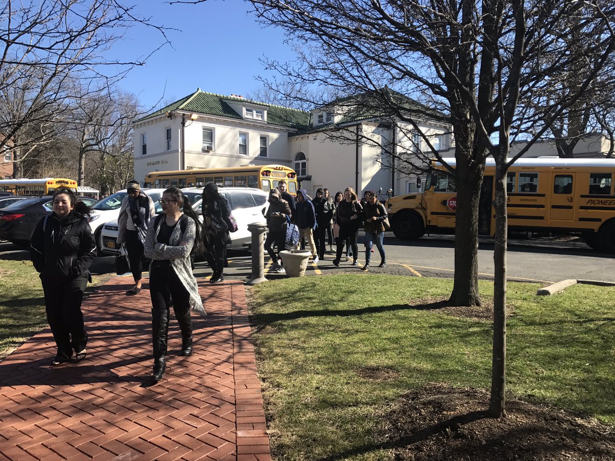 cristinaponsell's tweet image. Students are arriving!! #careercon2017 #sibfsc #inspireD31