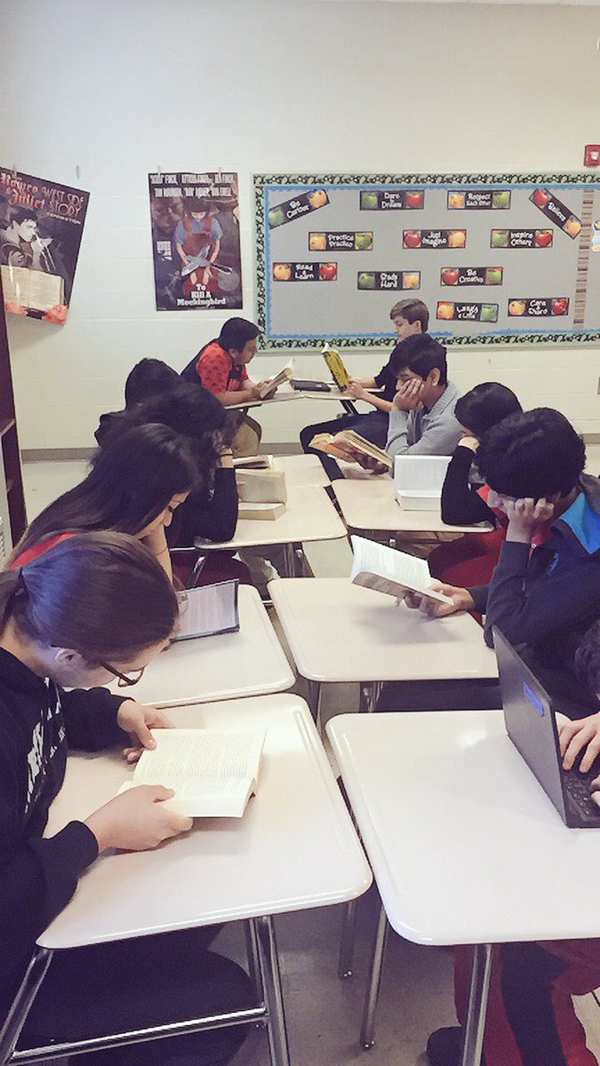 RHSfreshmanacad's tweet image. @romehighlibrary : Ms. Heiser&apos;s class is enjoying #ReadAcrossAmericaDay #RomeWolvesRead #rcswolvespln