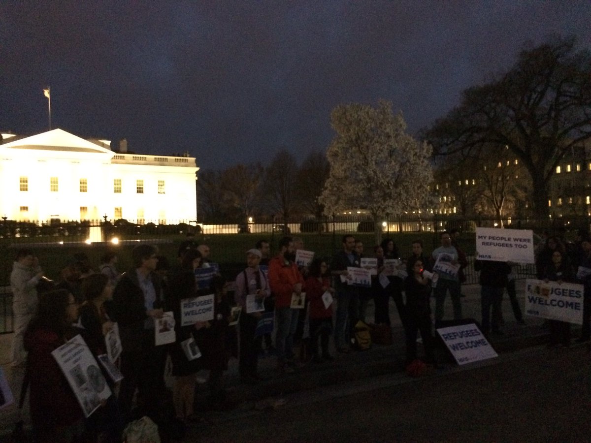 JoshNeirman's tweet image. We gathered yesterday to show the Jewish community's support for refugees! #JewsForRefugees