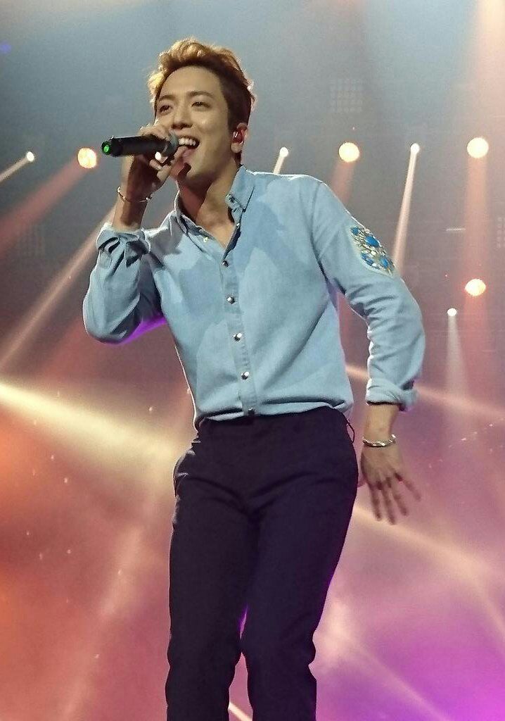 BunnyDeejay's tweet photo. @JYHeffect  20170302 YongHwa #정용화 #CNBLUE #OneKConcertinManila 
#theking 👑💙 https://t.co/8quIM0OAVH