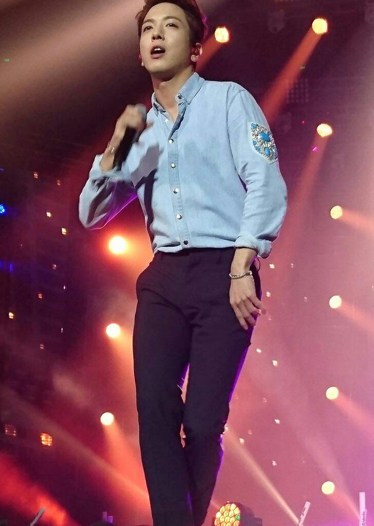 BunnyDeejay's tweet photo. @JYHeffect  20170302 YongHwa #정용화 #CNBLUE #OneKConcertinManila 
#theking 👑💙 https://t.co/8quIM0OAVH