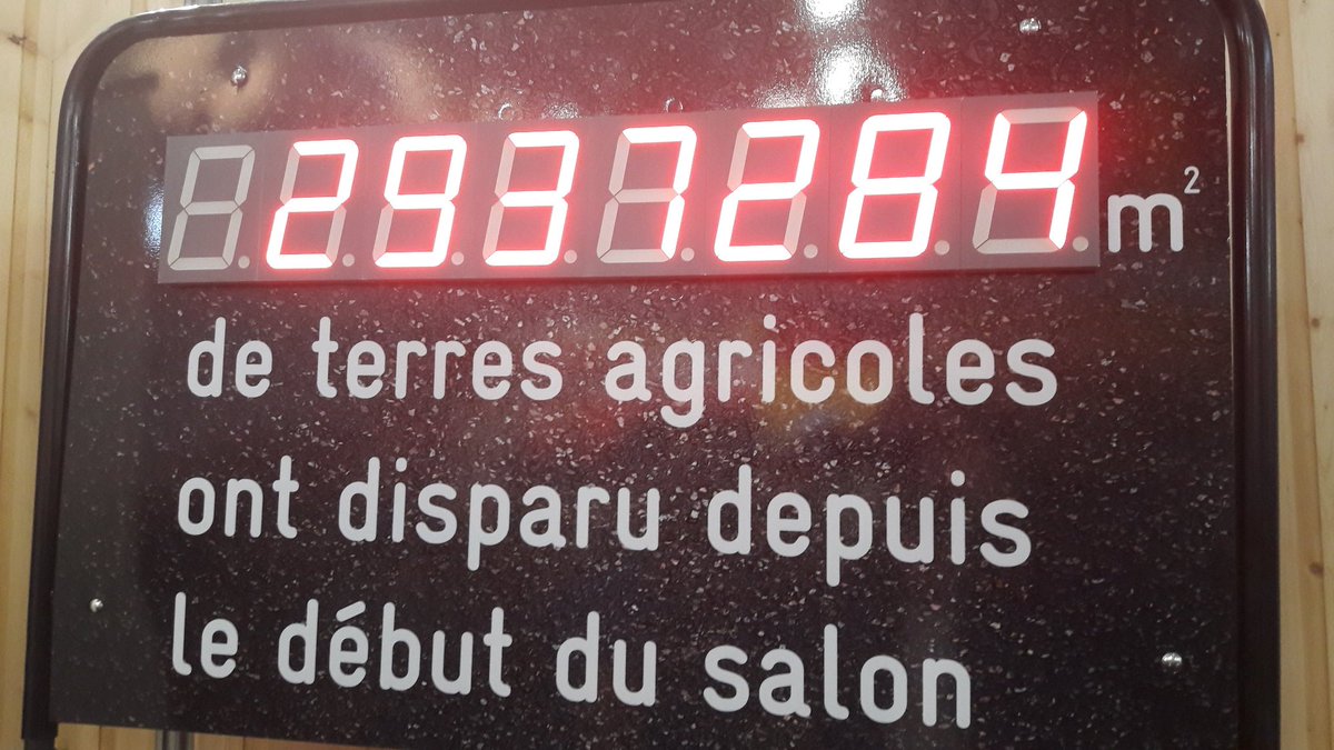 Au stand de <a href="/Terredeliens/">Terre de Liens</a> : le foncier pour développer l'agriculture raisonnée et paysanne. Bravo ! #SIA2017 #NouveauModèle
