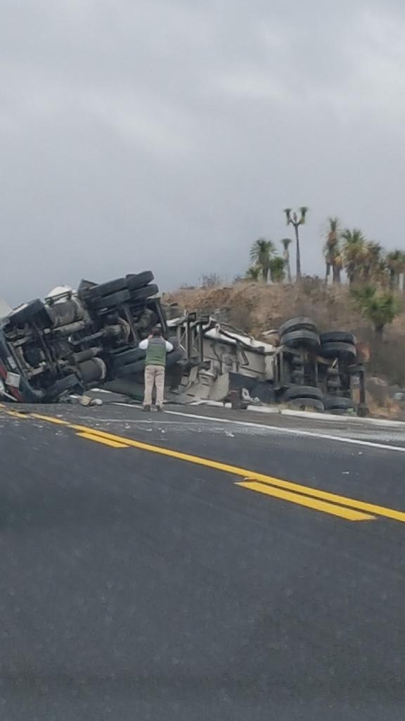 LEMUS255's tweet photo. Accidente de pipa en km 93 plan del río dirección Cantona  @CAPUFE https://t.co/Qs32ihjtxz