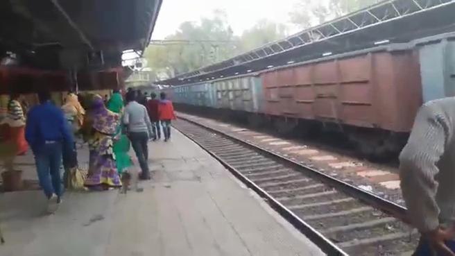Corriere's tweet photo. Una donna finisce sotto un treno, si rialza e miracolosamente cammina https://t.co/aZXxQpyD8a https://t.co/ZXvs9YIc6C