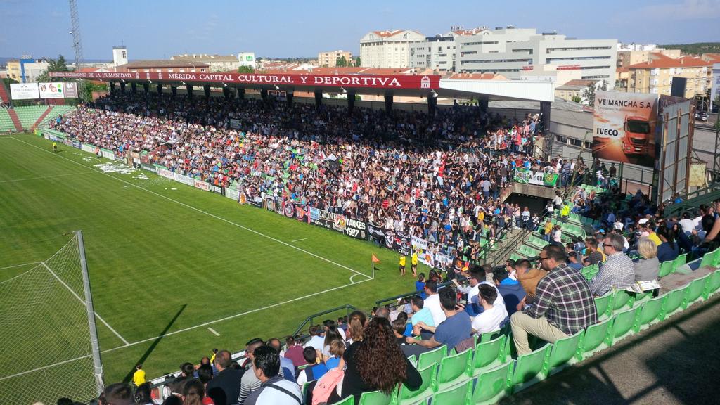 No hay nada que pensarse...coge a tus amigos y/o familia y ayuda a llenar el Romano. Anima al equipo de tu ciudad, al equipo de la capital.
