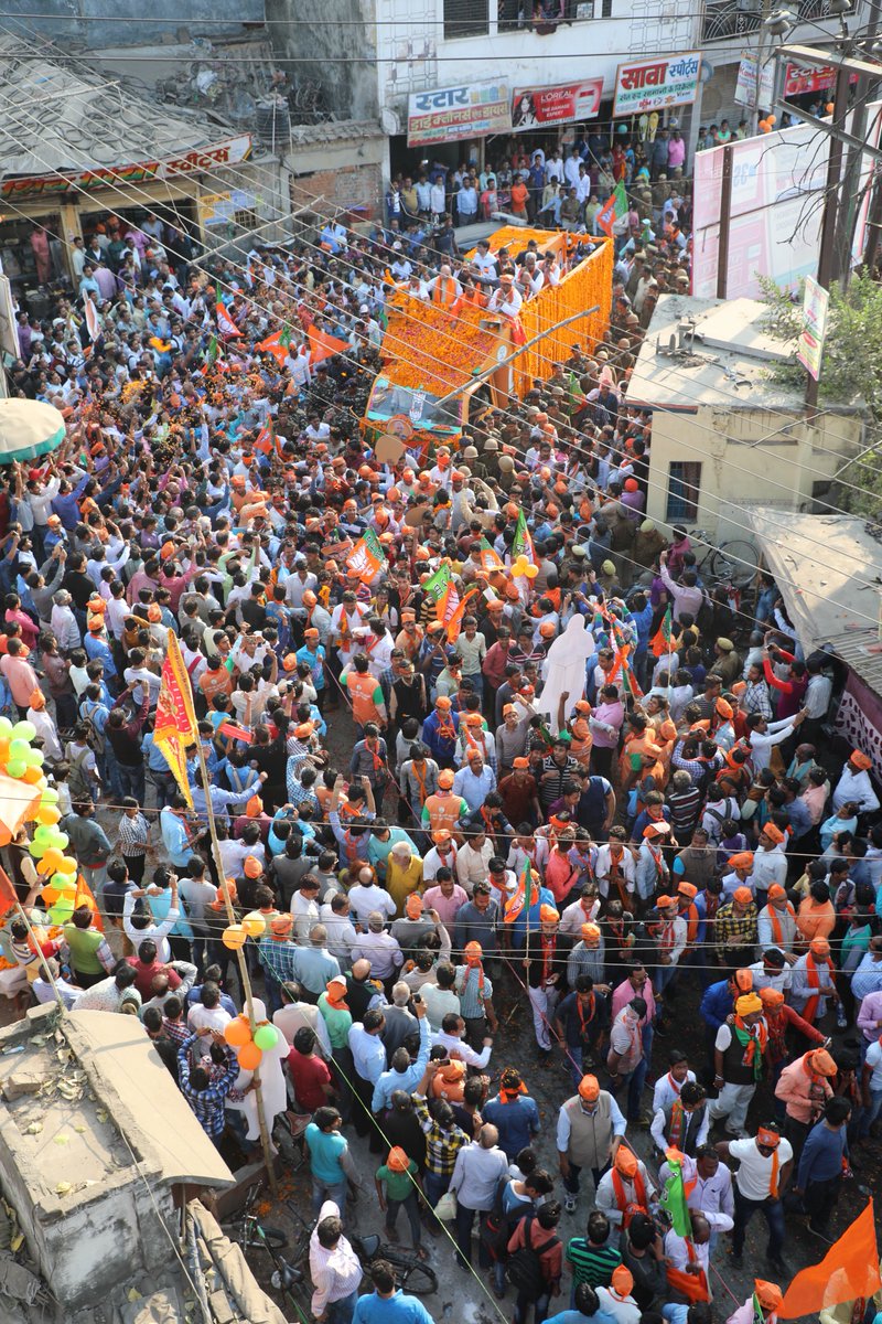 AmitShah's tweet photo. उ.प्र में भाजपा सरकार बनाने का काम पांच चरणों की जनता ने कर दिया है..अब दो-तिहाई बहुमत तक पहुँचाने का काम छठें और सातवें चरण की जनता करेगी। https://t.co/5dJdpD1HQQ