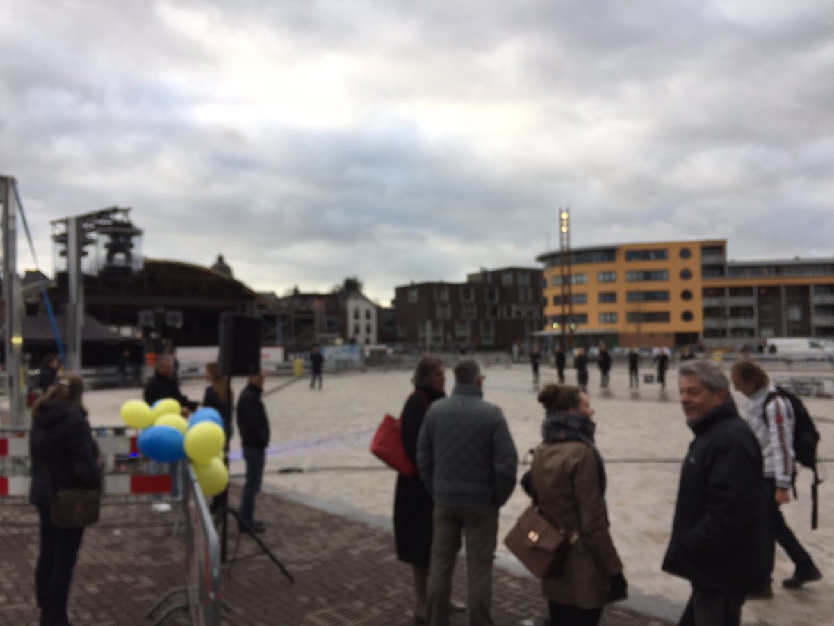 GemeenteHsum's tweet photo. Voorbereiding officiële opening Marktplein in volle gang. 17.30 uur spectaculaire verrassingsact #marktplein https://t.co/NiZTJsvmxu