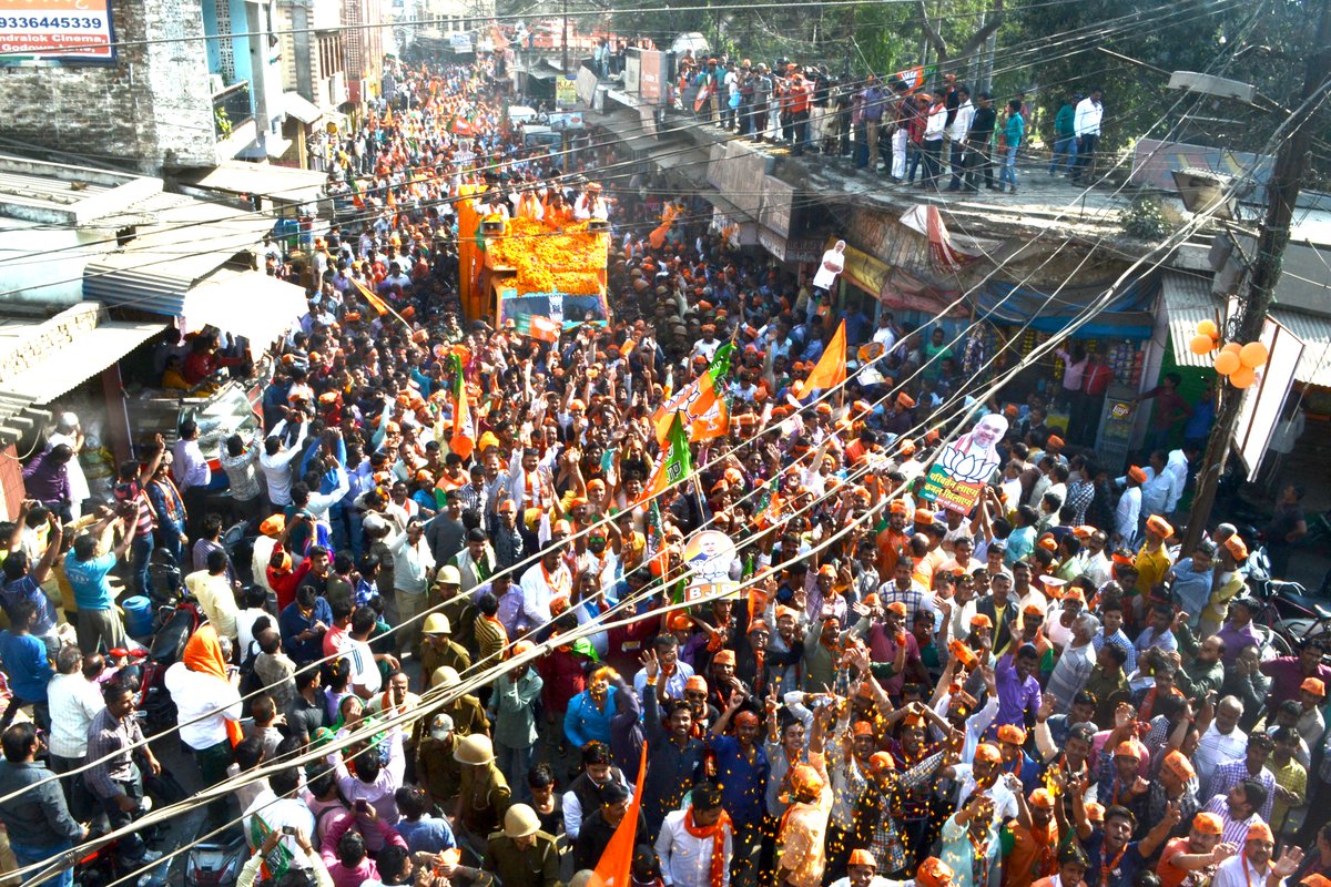 AmitShah's tweet photo. उ.प्र में भाजपा सरकार बनाने का काम पांच चरणों की जनता ने कर दिया है..अब दो-तिहाई बहुमत तक पहुँचाने का काम छठें और सातवें चरण की जनता करेगी। https://t.co/5dJdpD1HQQ