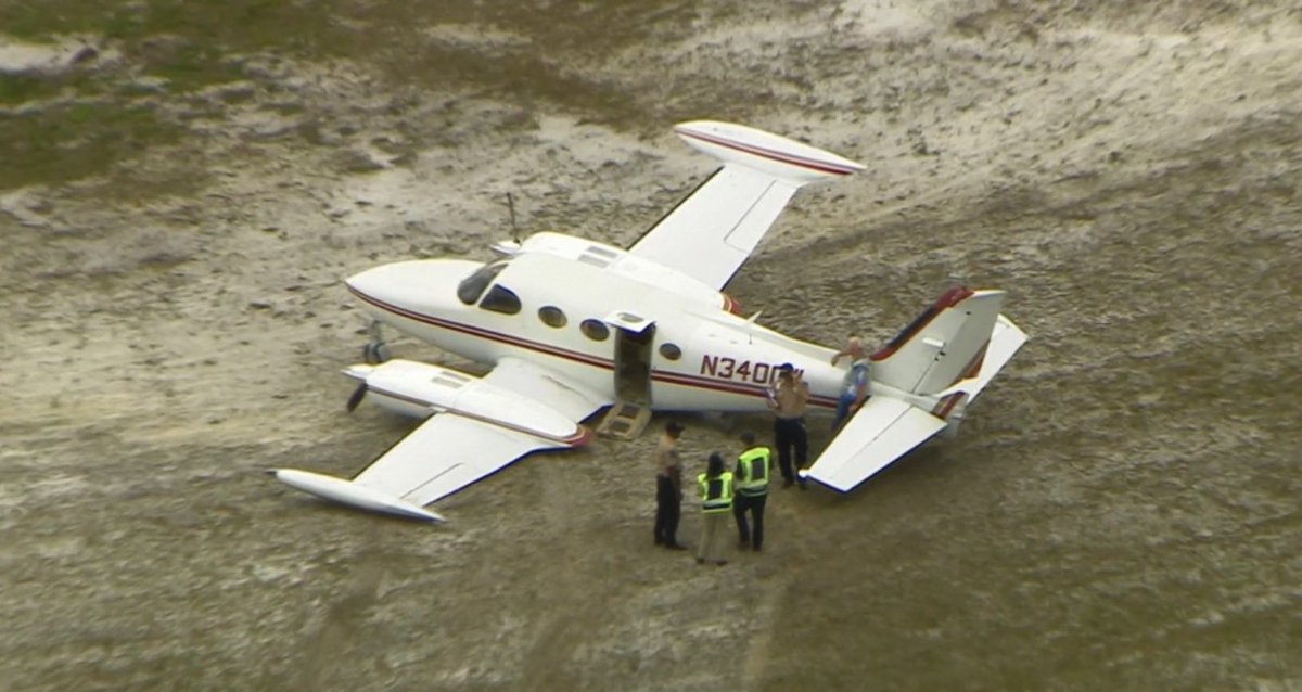 #BREAKING Plane's gear collapses, skids off runway at Fort Lauderdale Executive Airport bit.ly/2m0e8Kl https://t.co/etlYoB9bbe