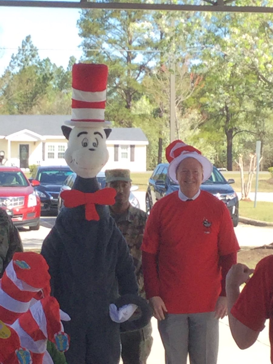 LakeRimElem's tweet photo. #icccs @Read Across America #Lake Rim celebrates reading.@jlg523 @ndnred @EboniMassey @dcwnbct @CumberlandCoSch #lresreadingrocks https://t.co/U7hKQT9m52