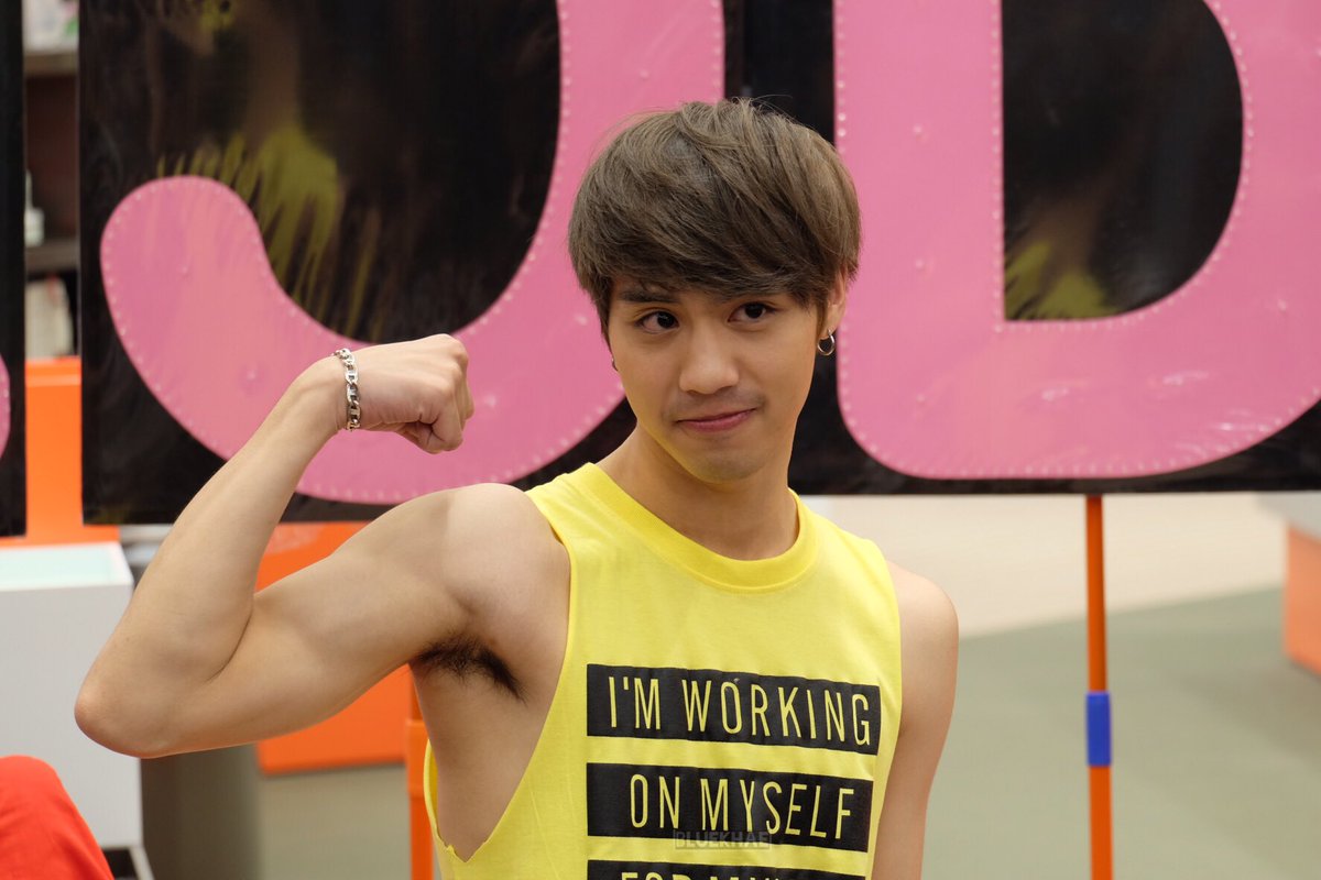 bluekhae's tweet photo. งานดีมากเลยแกร 💪 #ตัวบางแต่มีกล้ามงี้ 🤤 #whitewo #GMMTV6Natures #Waterboyytheseries https://t.co/AKaV5xOYK0