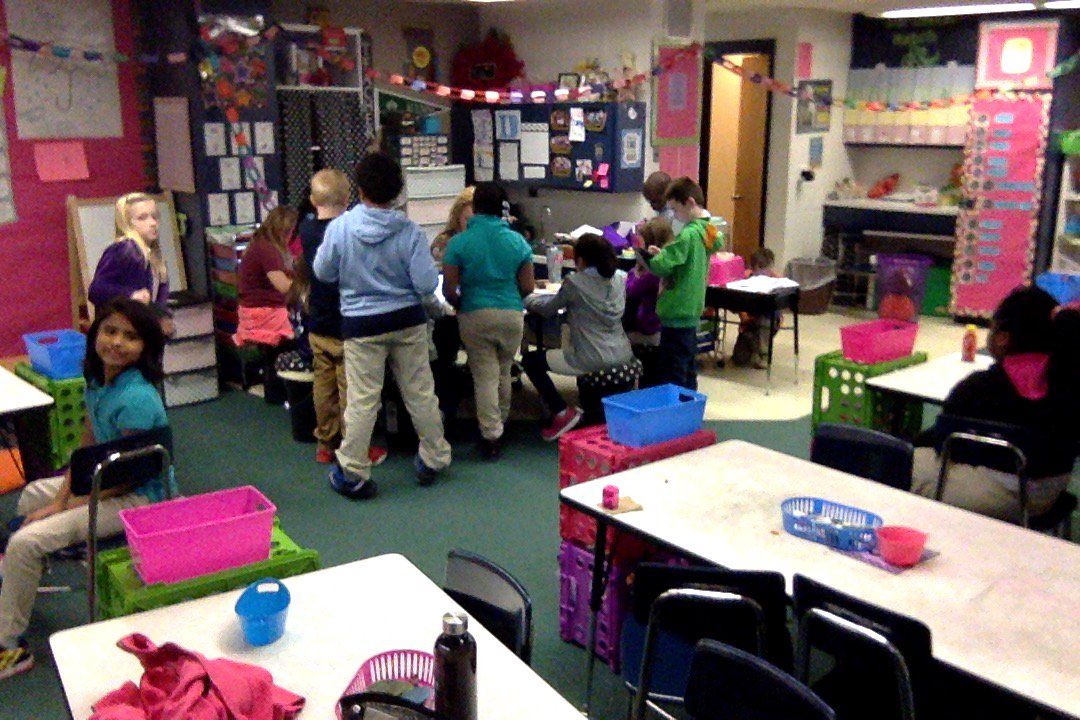 2_many_tabs's tweet photo. @MrsWinglerLES 's class hard at work researching for their biography Twitter challenge!
@Roacha313Ashley @AngieBasinger https://t.co/NczQaijhDo